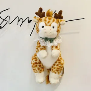 Primo piano di un simpatico zaino a forma di giraffa in peluche con colletto di pizzo