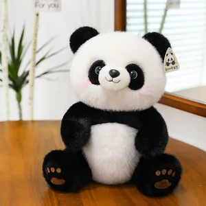Peluche panda realistico in posizione seduta con morbida pelliccia bianca e nera