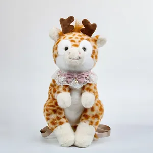 Vista dettagliata dello zaino in peluche a giraffa con fiocco rosa e pizzo bianco