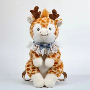 Vista frontale dettagliata di uno zaino di peluche a forma di giraffa con fiocco