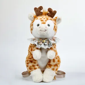 Vista frontale di un simpatico zaino in peluche a forma di giraffa con colletto in pizzo e spalline