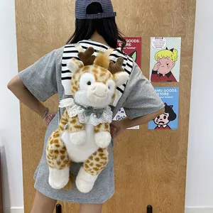 Dettaglio di uno zaino in peluche a forma di giraffa indossato da una modella