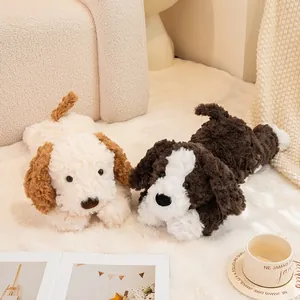 Twee schattige pluche honden op een wit pluizig tapijt in een gezellige kamer