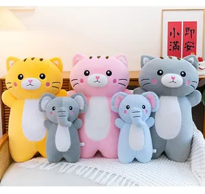 Set di simpatici peluche a forma di gatto ed elefante per decorare camera e divano