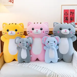 Simpatici e morbidi peluche di gatto ed elefante per dormire o decorare il divano