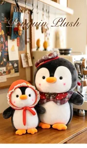 Detailansicht von zwei süßen Pinguin-Plüschtieren mit schicken Hüten und Schals