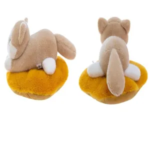 Vista detallada del tierno gato de peluche dormido sobre cojín amarillo, suave y acogedor.