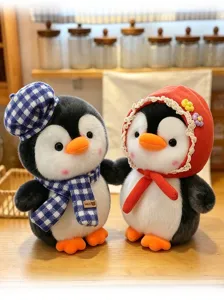 Detailansicht von zwei süßen Pinguin-Plüschtieren mit Mützen und Schals in einer Küche