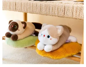 Detalle de adorables peluches de gatos tumbados con cojines suaves para dormir felices.