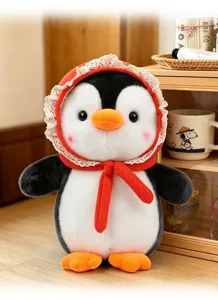 Süßes Pinguin-Plüschtier mit einer spitzenbesetzten roten Haube in wohnlicher Umgebung