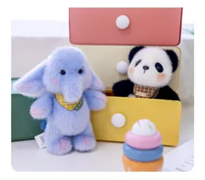 Detailansicht von süßen Plüsch-Elefanten- und Panda-Anhängern mit dekorativen Tüchern.