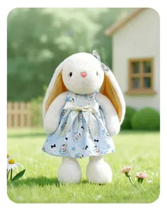 Detail van een schattig pluche konijn in een blauwe bloemenjurk met witte strik