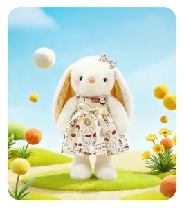 Detail van een schattig wit knuffelkonijn met een bloemenjurk in een zonnige weide