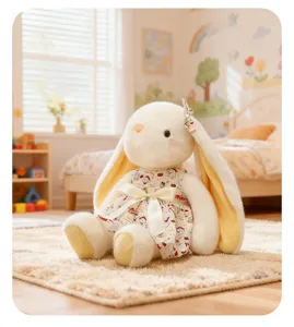 Detailopname van een schattig pluchen konijn in bloemenjurk met een witte strik.