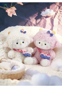 Paar zachte witte en roze cartoon pluche lammetjes met schattige blauwe schoudertassen