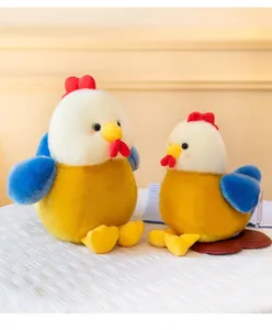 Detailweergave van twee schattige pluche kippen in verschillende maten op een witte tafel