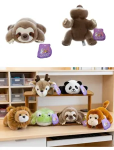 Colección de peluches de animales con perezoso y panda en lindas posiciones en estante.