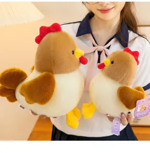 Detailopname van twee schattige pluchen kippenknuffels in verschillende maten