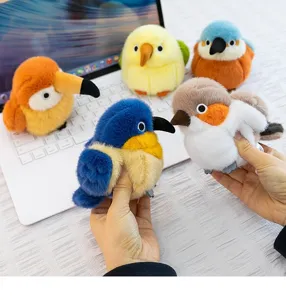 Close-up van realistische pluche vogels die zachte textuur en variatie tonen