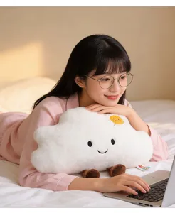 Escena acogedora con un cojín de peluche con forma de nube sonriente en cama blanca suave