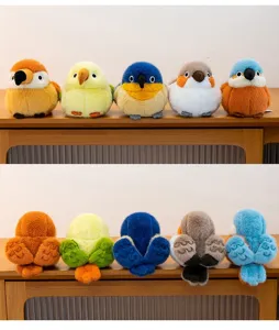 Voor- en achteraanzicht van vijf kleurrijke ronde pluchen vogels op een houten plank
