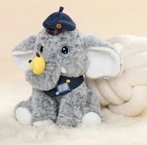 Schattige grijze olifant knuffel met blauwe baret en sjaal, zacht kindercadeau
