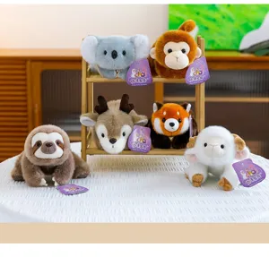 Lindos peluches de animales en varios estilos en un estante de madera