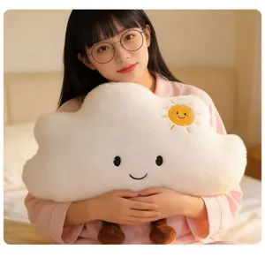 Primer plano de una niña sosteniendo un suave cojín de peluche de nube blanca con sol.