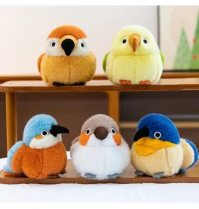 Collectie schattige simulatie pluchen vogels in diverse levendige kleuren op plank