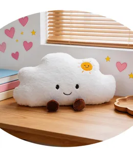 Lindo cojín de peluche de nube blanca con cara sonriente y sol bordado decorativo