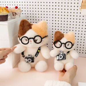 Süße Plüsch-Glückskatzen mit Brille und Kameras in zwei Größen, ideales Geschenk.
