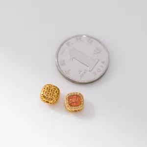 Gros plan de perles carrées dorées avec pierre de soleil et cristaux pour bijoux DIY