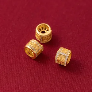 Détail macro de perles charm Zaki Lhamo en argent S925 plaqué or pour création de bijoux