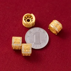 Vue détaillée de perles en argent doré avec motif Zahi Lhamo et cristaux