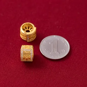 Vue détaillée de perle en argent doré avec zircones pour création de bijoux DIY