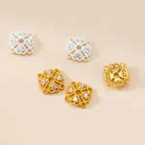 Detailaufnahme von versilberten 8mm Blumen-Perlenkappen mit eingelegten Steinen.