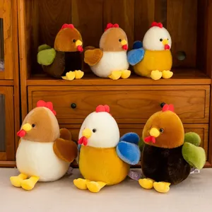 Meerdere schattige pluche koekoekskuikenpoppen in diverse kleuren voor decoratie
