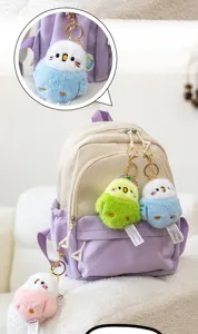 Nahaufnahme Detail von flauschigem süßen Vogel Plüsch Schlüsselanhänger am Rucksack.