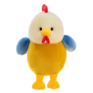 Schattige geel-witte pluche kip met blauwe vleugels op een witte achtergrond