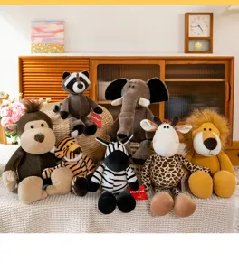 Collezione di peluche di animali della giungla con leone, giraffa, zebra ed elefante.