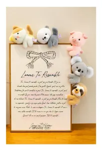 Detail der niedlichen Plüschtier-Clips mit Koala, Faultier und Schwein an einem Rahmen