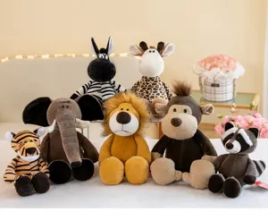 Foto di gruppo dettagliata di peluche di animali della giungla tra cui leone, tigre e scimmia.