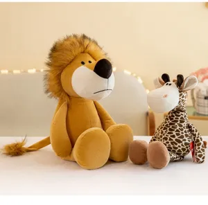 Peluche di animali della giungla con un simpatico leone e una giraffa maculata