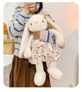 Schattig zacht wit pluchen konijn met een delicaat bloemenjurkje getoond in een lifestyle setting