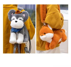 Primer plano de mochilas de peluche de perro y zorro con correas ajustables