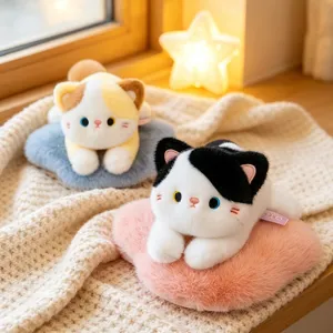 Adorable gato de peluche dormido de dibujos animados suave lindo gatito almohada.