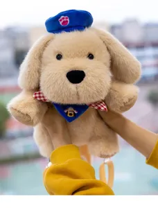 Primer plano de una mochila de peluche para cachorros con boina azul y pañuelo.