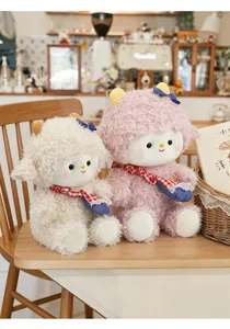 Twee schattige witte en roze schaap knuffels met sjaals en kleine tasjes