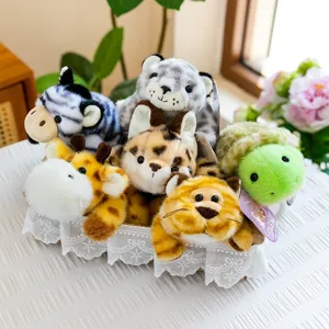 Collection d'aimants de frigo animaux en peluche : girafe, zèbre, tigre et tortue.