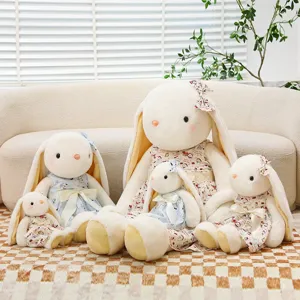 Collectie schattige pluche konijnenpoppen met vintage bloemenjurken voor decoratie